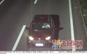 男子夜晚高速上怀抱女友开车 时速93公里