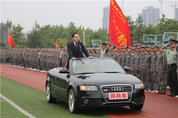 安徽某高校领导连续5年乘车阅兵 吉普升级奥迪