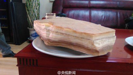 宁夏挖出一亿多年前石头 外形像五花肉