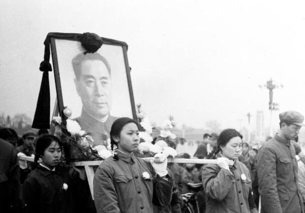 1976年1月8日,人们抬着周总理画像走向人民英雄纪念碑。 新华社 资料图