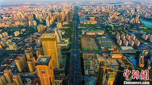 资料图:航拍海口市国兴大道。 <a target='_blank' href='http://www.chinanews.com/'>中新社</a>记者 骆云飞 摄