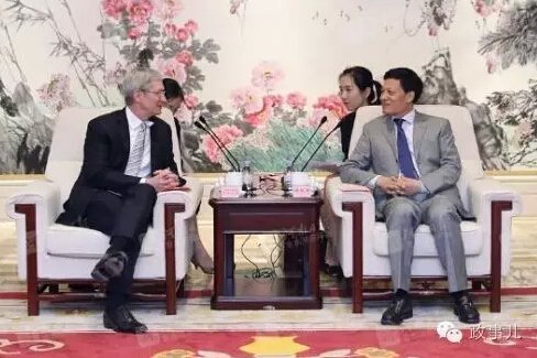 就在本周,河南省委书记谢伏瞻在北京还会见了来访的苹果公司CEO蒂姆·库克和富士康集团董事长郭台铭。