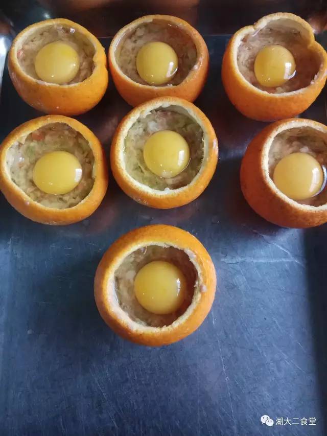 5,再打一个鸡蛋到橙子里面,进蒸汽柜蒸大约15分钟